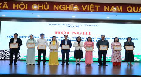 1 tập thể và 10 cá nhân có thành tích 