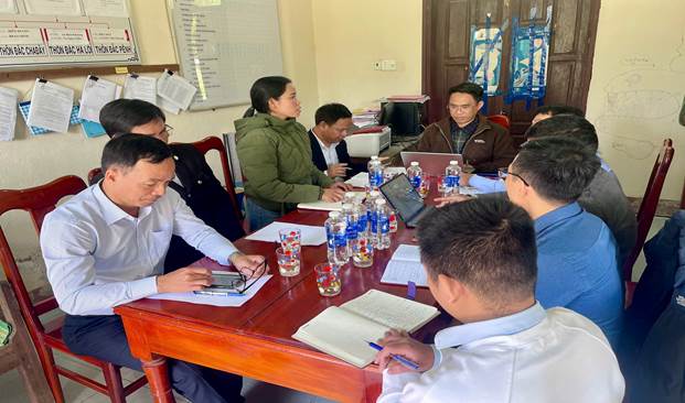 Đoàn làm việc tại Trạm Y tế xã La Dêê