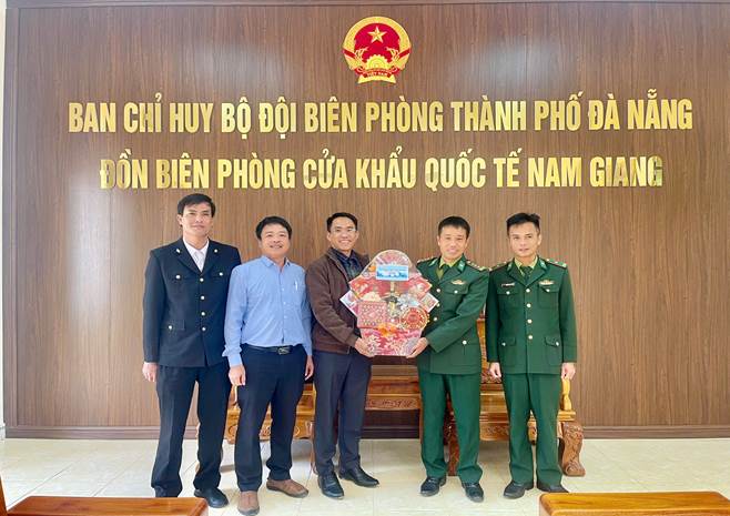Đoàn thăm, chúc Tết và trao tặng quà tại Đồn Biên phòng Cửa khẩu Quốc tế Nam Giang