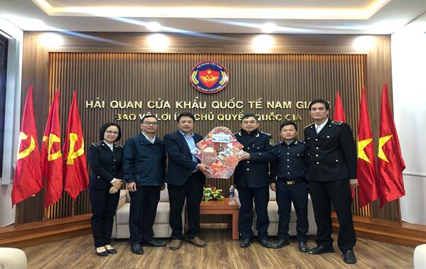 Đoàn thăm, chúc Tết và trao tặng quà tại Hải quan Cửa khẩu Quốc tế Nam Giang