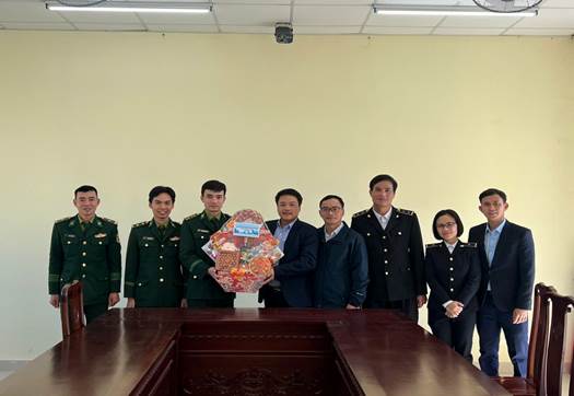 Đoàn thăm, chúc Tết và trao tặng quà tại Ban Quản lý CKQT Nam Giang