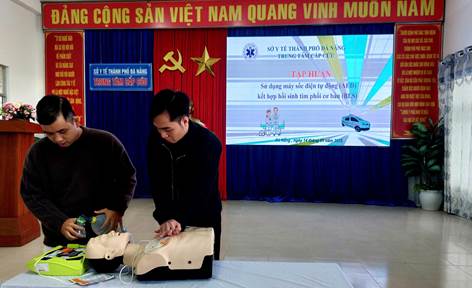 Các học viên thực hành cấp cứu trực tiếp trên mô hìnhtại lớp tập huấn