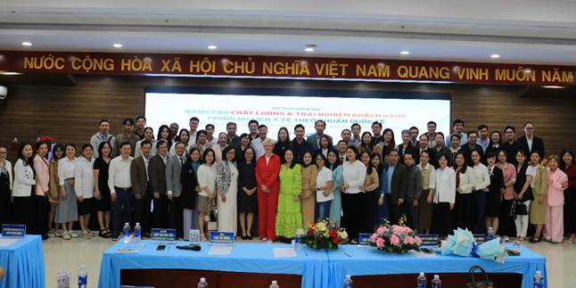 Các đại biểu và diễn giả chụp hình lưu niệm