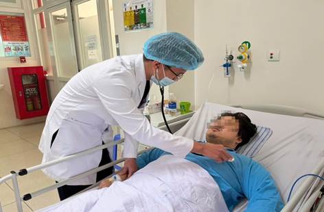  Bác sĩ đang thăm khám cho bệnh nhân J.H