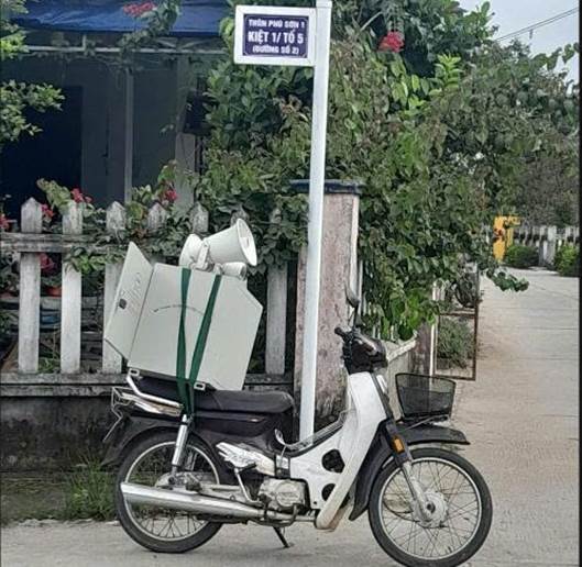 oà Tiến truyền thông bằng loa kéo di động