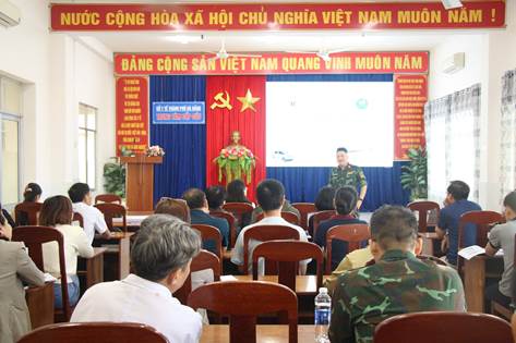 Các học viên chăm chú nghe giảng viên đến từ Bệnh viện Quân y 175 