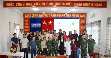 Giảng viên, học viên lớp tập huấn chụp hình lưu niệm