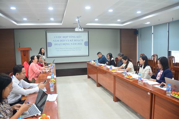 Các thành viên dự án tham gia thảo luận tại cuộc họp