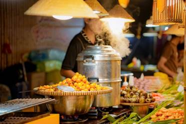 Mùa lễ hội thường có rất nhiều gian hàng ẩm thực, thu hút nhiều khách tham gia