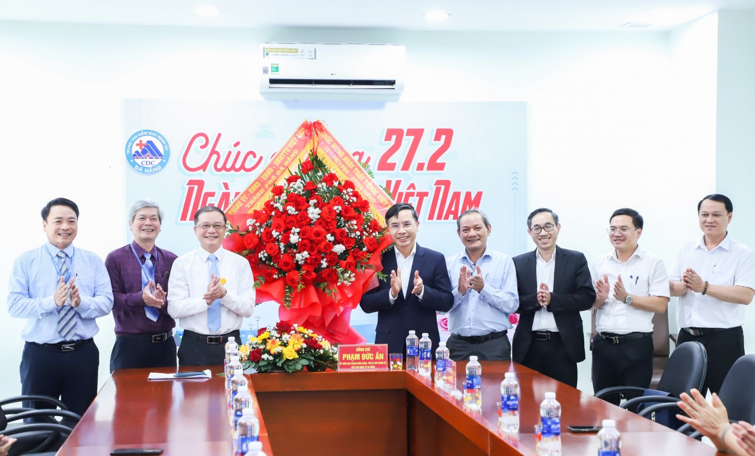 Chủ tịch UBND Phạm Đức Ấn tặng hoa chúc mừng CDC Đà Nẵng