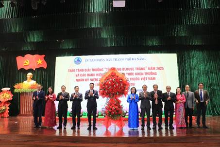 Lãnh đạo thành phố tặng hoa chúc mừng kỷ niệm 71 năm ngày Thầy thuốc Việt Nam