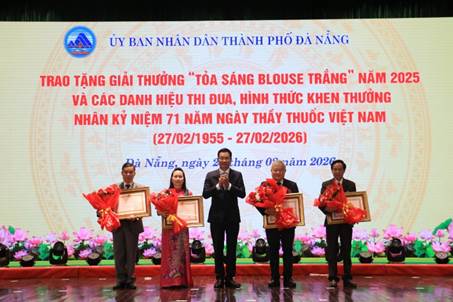 Bí thư Thành ủy Lê Ngọc Quang (giữa)  trao Huân chương Lao động Hạng Ba cho 4 cá nhân.