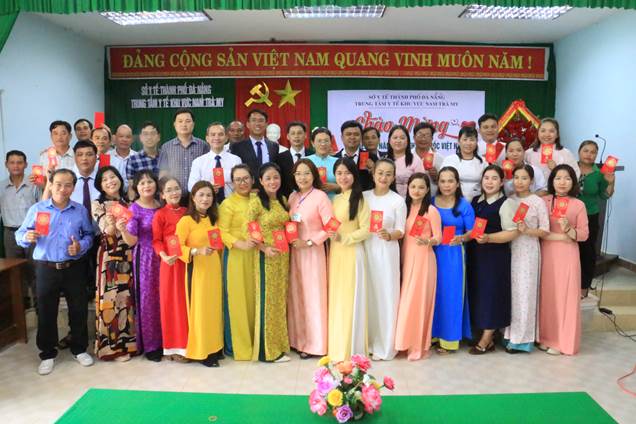 PGĐ Sở y tế  tặng hoa chúc mừng đội ngũ y bác sỹ TTYT Khu vực Nam Trà My