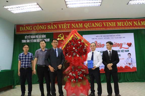 PGĐ Sở y tế  tặng hoa chúc mừng đội ngũ y bác sỹ TTYT Khu vực Nam Trà My