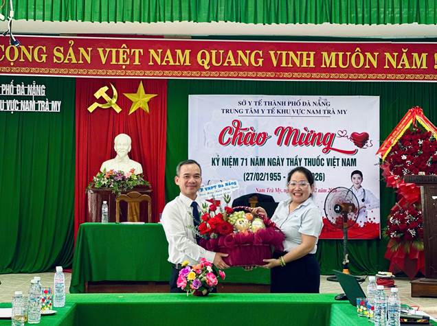 Đại diện VNPT chúc mừng đội ngũ cán bộ TTYT Khu vực Nam Trà My