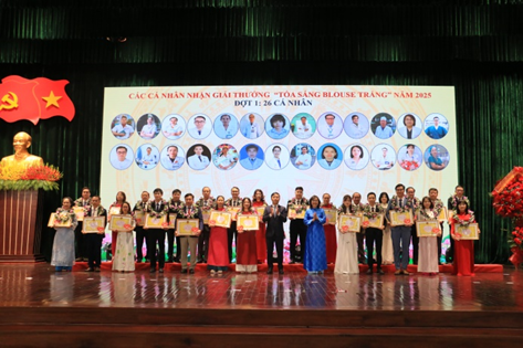 trao tặng giải thưởng “Tỏa sáng Blouse trắng” năm 2025 cho 26 cá nhân