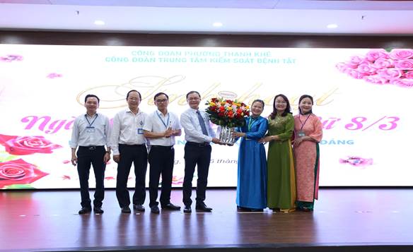 Ban Giám đốc Trung tâm, Ban Chấp hành CĐCS tặng hoa chúc mừng chị em phụ nữ CDC Đà Nẵng nhân ngày Quốc tế Phụ nữ 8/3