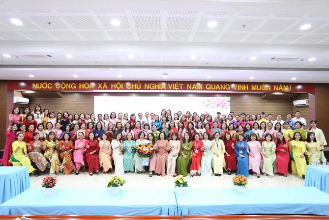 Ban Giám đốc Trung tâm, Ban Chấp hành CĐCS, Ban nữ công CĐCS cùng đông đảo nữ đoàn viên, viên chức và người lao động chụp hình lưu niệm