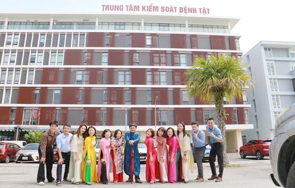 Khoa Truyền thông GDSK hưởng ứng Tuần lễ áo dài