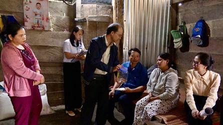 Đoàn công tác Sở Y tế Đà Nẵng thăm hỏi, nắm tình hình gia đình các bệnh nhân bị ngộ độc tại xã Phước Năng