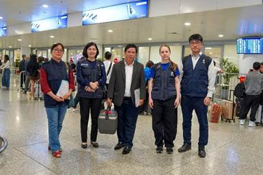 Đại diện Sở Y tế thành phố Đà Nẵng tiếp nhận thuốc giải độc botulinum do WHO hỗ trợ khẩn cấp