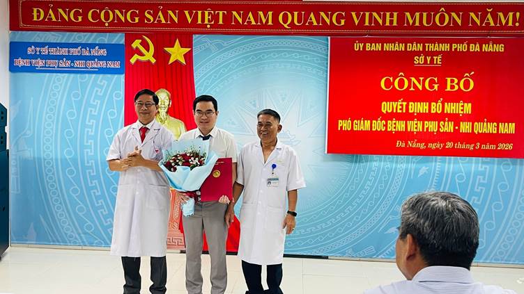 Ban Giám đốc Bệnh viện Phụ sản - Nhi Quảng Nam tặng hoa chúc mừng tân Phó giám đốc Bệnh viện
