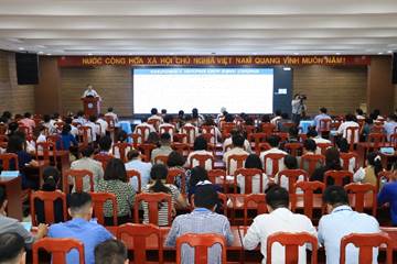 Đại diện phòng Kế hoạch Nghiệp vụ trình bày nội dung Luật Phòng bệnh số 114/2025/QH15 tại hội nghị