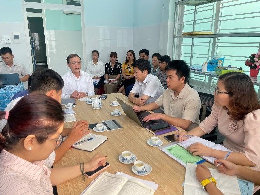 Quang cảnh buổi làm việc về công tác phòng, chống bệnh truyền nhiễm tại Trạm Y tế xã Sông Vàng