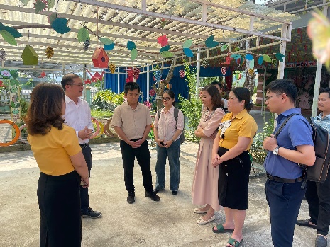 Đoàn công tác trao đổi với nhà trường về các biện pháp phòng, chống bệnh Tay Chân Miệng