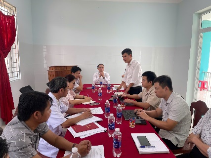 Đoàn kiểm tra tại Trạm Y tế Tại xã Sông Kôn