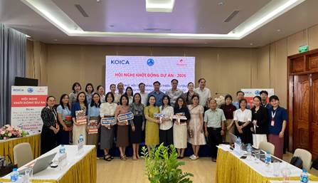 Các đại biểu chụp hình lưu niệm