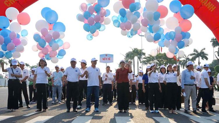 Lãnh đạo thành phố Đà Nẵng và các sở ngành đi bộ tại lễ mít tinh