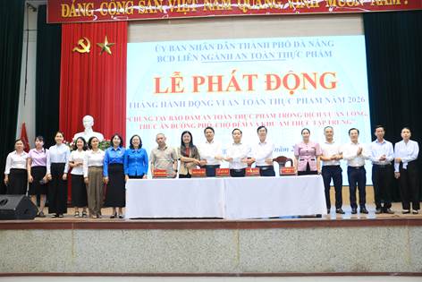 Đại diện địa phương, doanh nghiệp ký cam kết hành động 