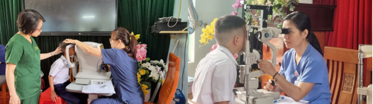 Các bác sĩ đã tiến hành khám sàng lọc và tư vấn chăm sóc mắt cho học sinh