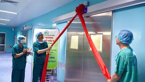 BSCKII. Nguyễn Thanh Hùng (ở giữa) - Giám đốc Bệnh viện Ung bướu Đà Nẵng